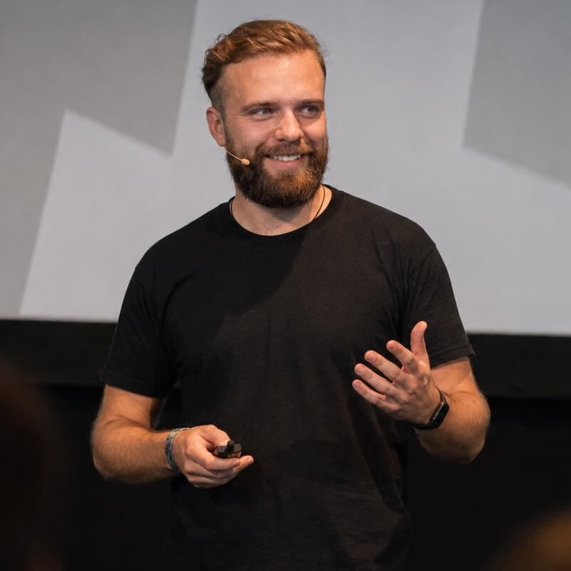 Marius Korbmacher bei einem Vortrag
